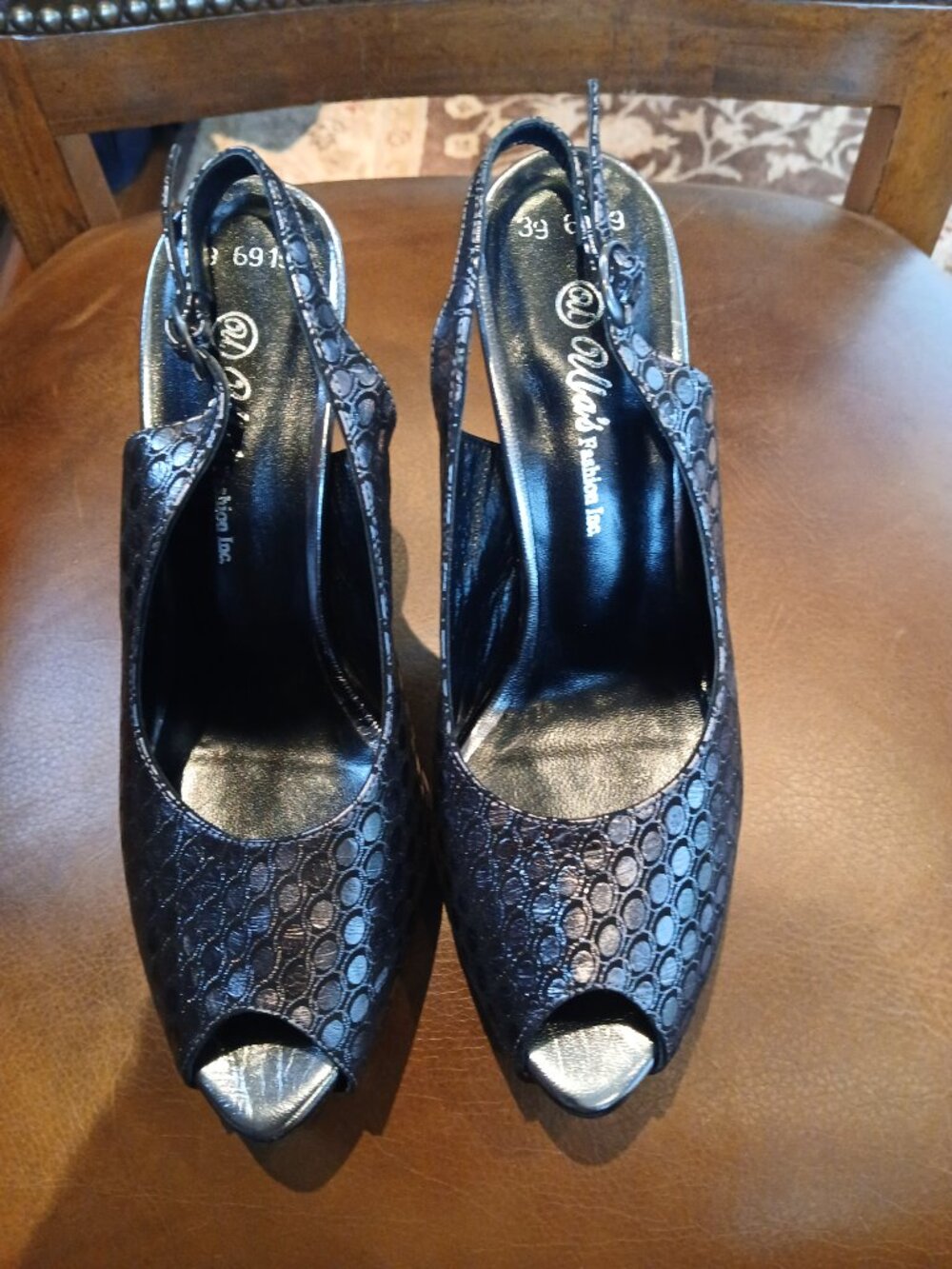 Embossed leather heels in black and pewter.
